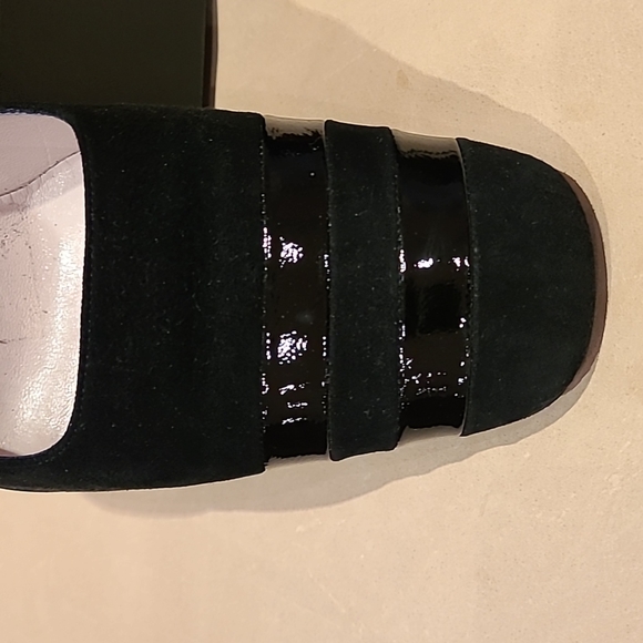 CHANEL black suede pumps with chrome and patent leather details. Size 40 - Picture 11 of 16